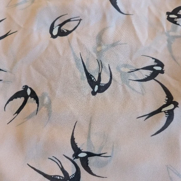 Gorgeous blush pink banana republic blouse with black and white swallows (birds) - Picture 2 of 7
